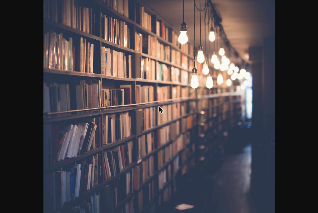 Biblioteca com prateleiras de livros iluminadas