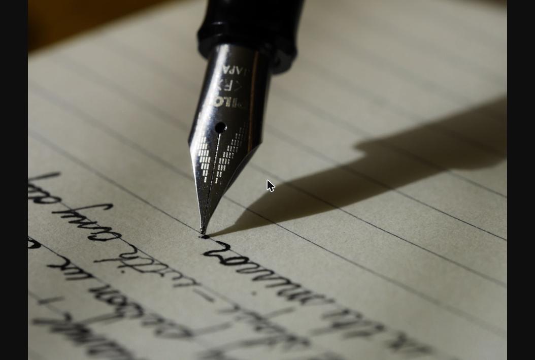 Escritor revisando manuscrito com caneta